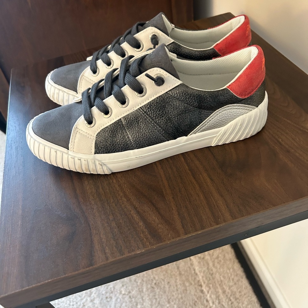 Casual Low-Top Sneakers in Black, Gray & Red